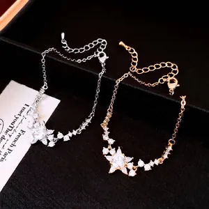 Elegante 18K vergulde bloemarmbanden met sprankelende zirkonia in een zwarte doos