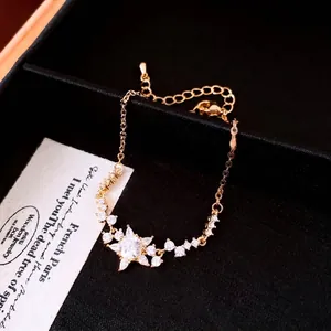 Luxe 18K vergulde verstelbare armband met een sprankelende zirkoon bloembedel.