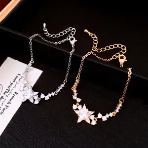 Detailopname van 18K vergulde bloem zirkonia armbanden in gouden en zilveren kleuren