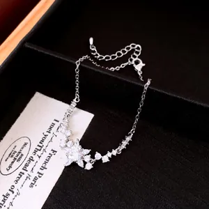 Detailopname van een verstelbare armband met zirkonia-bloemen, 18k verguld, zilverkleur