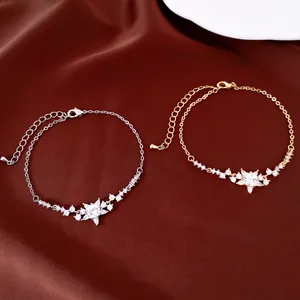 Detail van verstelbare 18K goud- en zilvergeplateerde armbanden met zirkonia bloemen.