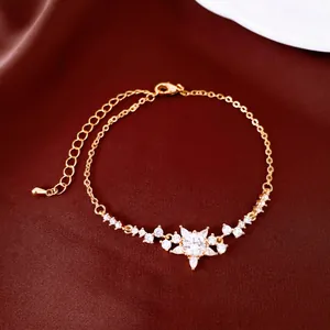 Detailopname van een 18K vergulde verstelbare armband met een fonkelende zirconia bloem