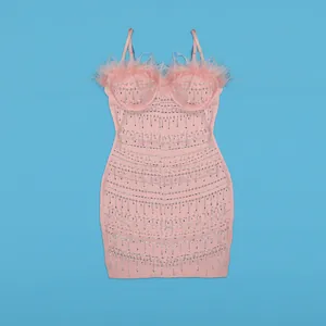 Εξαιρετική λεπτομέρεια ροζ bodycon μίνι φορέματος με φτερά και διακόσμηση από στρας