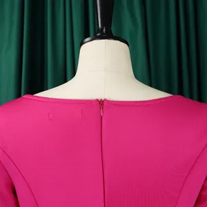 Detailansicht des unsichtbaren Rückenreißverschlusses und Ausschnitts am magentafarbenen Kleid