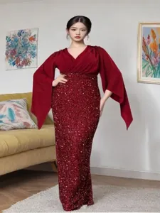 Elegante rode avondjurk met diepe V-hals, chiffon en glanzende pailletten voor dames