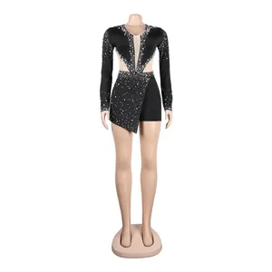 Vista completa di una tutina sexy in rete nera con perle e strass su un manichino.