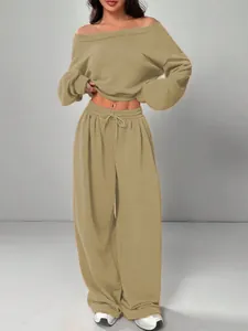 Détail de l'ensemble haut court à épaules dénudées et pantalon large couleur kaki