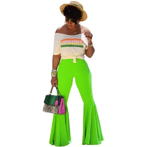 Vista de cuerpo entero de pantalones acampanados verde neón con volantes y accesorios