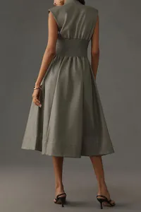 Vista detallada de la espalda de este vestido midi de cuero sintético verde con cintura