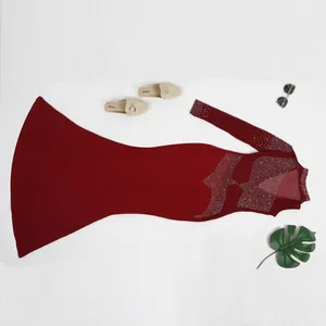 Elegante vestido ajustado rojo vino con brillantes adornos de pedrería plateada y malla