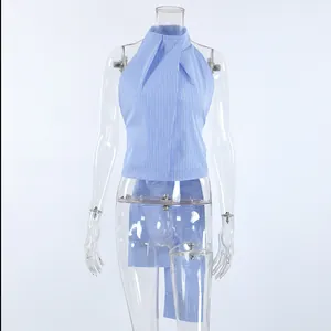 Détail d'un haut licou sexy à rayures bleues et blanches avec des ornements en strass brillants