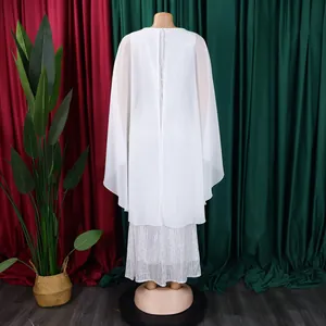 Elegantes weißes Abendkleid mit glitzerndem Paillettenrock und feiner Chiffon-Cape-Applikation