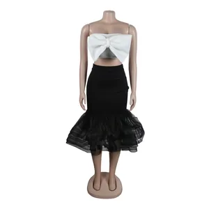 Vista frontal de conjunto de dos piezas con top bandeau de lazo blanco y falda de malla