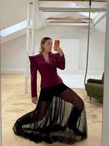 Vista dettagliata di un elegante blazer bordeaux con spalline molto accentuate