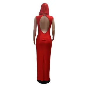 Vue arrière d'une robe longue rouge à paillettes avec capuche et dos nu