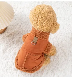 Détail d'un gilet d'hiver pour chien orange avec anneau en D sur tapis blanc doux