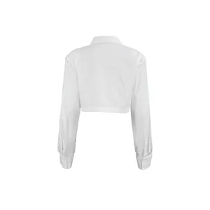 Vista posteriore di una camicia corta in cotone bianco in stile francese minimalista