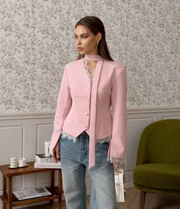 Elegante roze slim-fit blazer voor dames met kanten details en een chique sjaalkraag