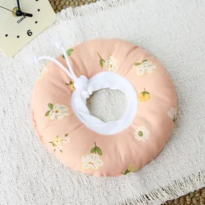 Collerette souple à motifs floraux pour chats et chiens avec un cordon ajustable.