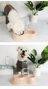 Gedetailleerd beeld van een kleine hond die de automatische dubbele voerbak gebruikt.