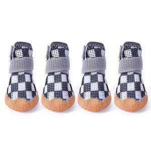 Set di quattro scarpine per cani a scacchi con suole morbide antiscivolo e mesh traspirante.
