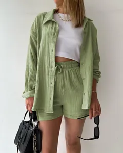 Detailansicht des grünen strukturierten Gazeshirt- und Shorts-Sets für Damen.