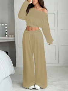 Vue détaillée de l'ensemble deux pièces sweat à épaules dénudées et pantalon large pour femmes