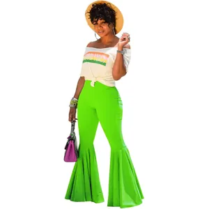Detalle de pantalones acampanados verde neón de tiro alto con dobladillo con volantes