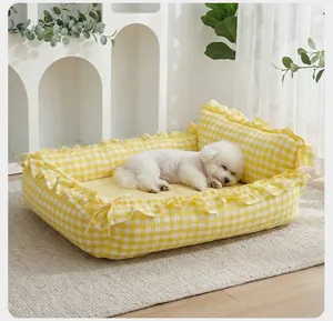 Acogedora cama para mascotas estilo princesa a cuadros amarillos con ribete de volantes
