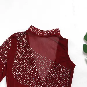 Primer plano de un vestido sexy de malla burdeos con diseño de pedrería brillante