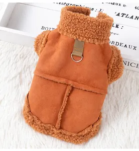 Détail du gilet pour chien en daim marron avec bordure en peau de mouton et anneau