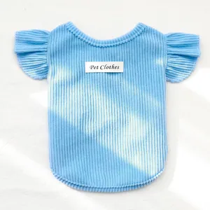 Pull tricoté bleu pour animaux avec manches à volants et motif tie-dye pour petits chiens