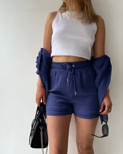 Detailansicht eines 3-teiligen Sommersonnen-Sets für Damen mit Crop Top, Shorts und Hemd