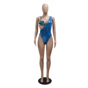 Vooraanzicht van een sexy metallic blauwe bodysuit uit één stuk op een etalagepop.