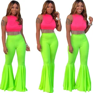 Conjunto sexy de dos piezas con top corto rosa de flecos y pantalón de campana neón