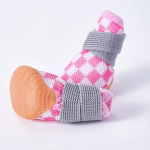 Dettaglio della suola in gomma antiscivolo e della rete rosa per scarpe di cani piccoli