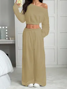 Détail de l'ensemble kaki haut court à épaules dénudées et pantalon large confortable