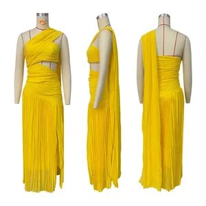Dettaglio vestito lungo a fascia giallo plissettato con spacco laterale e nastro
