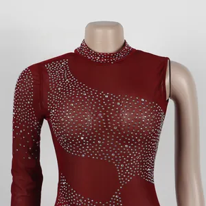 Primer plano detallado de un vestido de fiesta de malla burdeos con strass plata