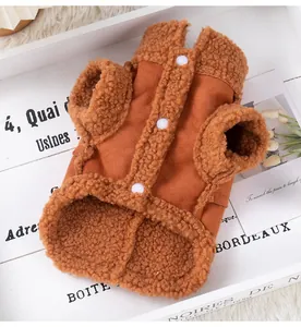 Vue détaillée du gilet chaud pour chien en polaire marron doublé de laine de mouton