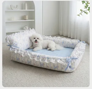 Elegante cama para mascotas de estilo princesa con volantes y estampado de flores