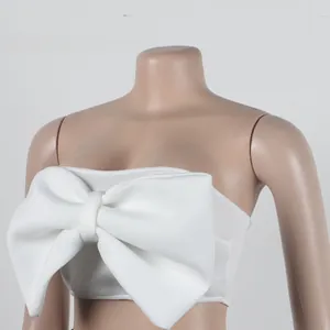 Elegante top de tubo blanco sin tirantes con un gran detalle de lazo en la parte frontal