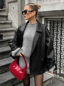 Abrigo de cuero negro vintage extragrande con solapa cruzada y acabado texturizado
