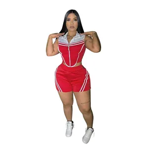 Rode tweedelige sportset met mouwloze top met rits en bijpassende gestreepte short