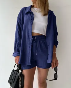 Detail des marineblauen zweiteiligen Sets aus Crinkle-Stoff mit Hemd und Shorts