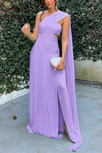 Elegante abito lungo a pieghe lavanda monospalla con spacco e sciarpa laterale.