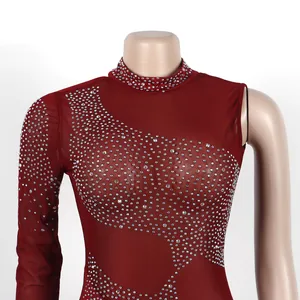 Detalle de primer plano de vestido ajustado de malla burdeos con brillantes pedrería.