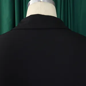 Detalle detallado en primer plano del elegante cuello de camisa negro de un vestido