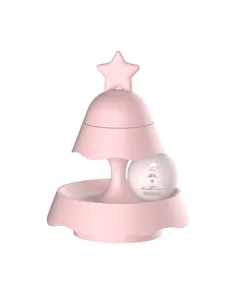 Detailansicht eines rosa Weihnachtsbaum-Katzenspielzeugs mit leuchtendem Ball