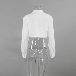 Vista posteriore di una camicia bianca corta a maniche lunghe in cotone per donne d'affari